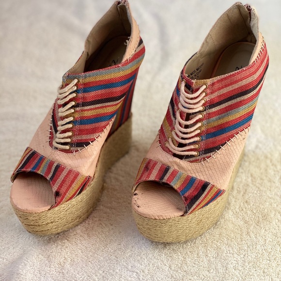 SOLDStunning peach striped high wedge heels sz 8.5 - Picture 7 of 11